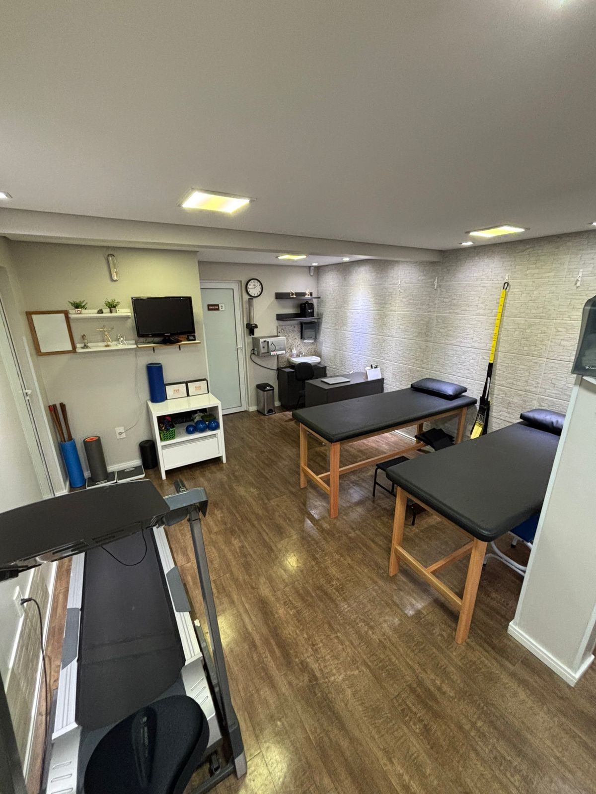 Interior real da clínica Nexus Fisioterapia com macas profissionais e equipamentos modernos
